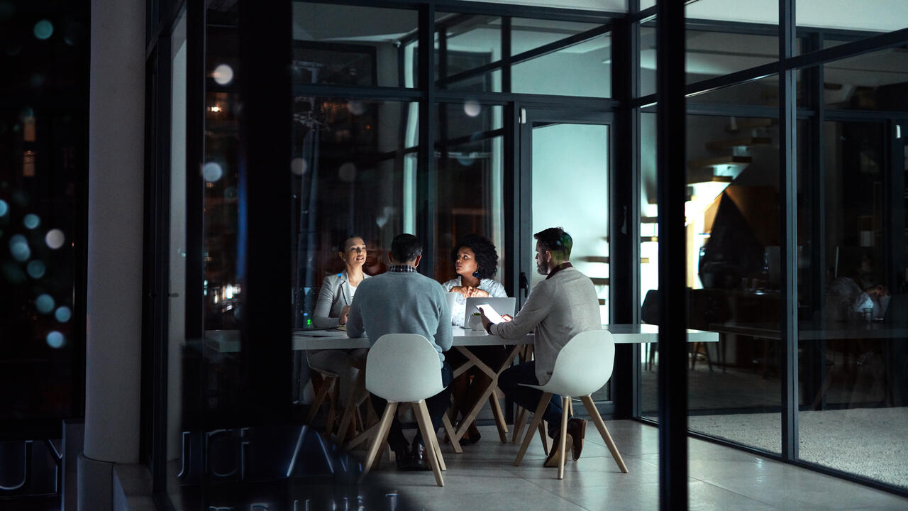 team-meeting-dark4_169 (1)